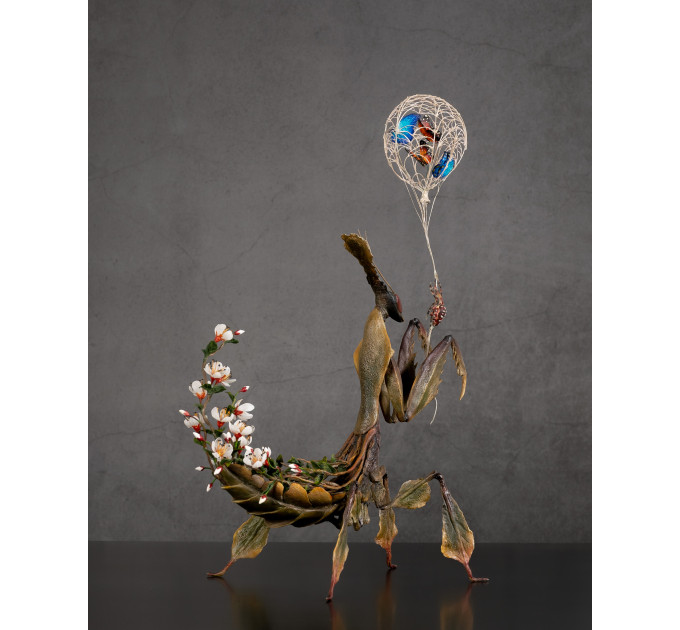 Sculpture of a mantis. Art handmade 