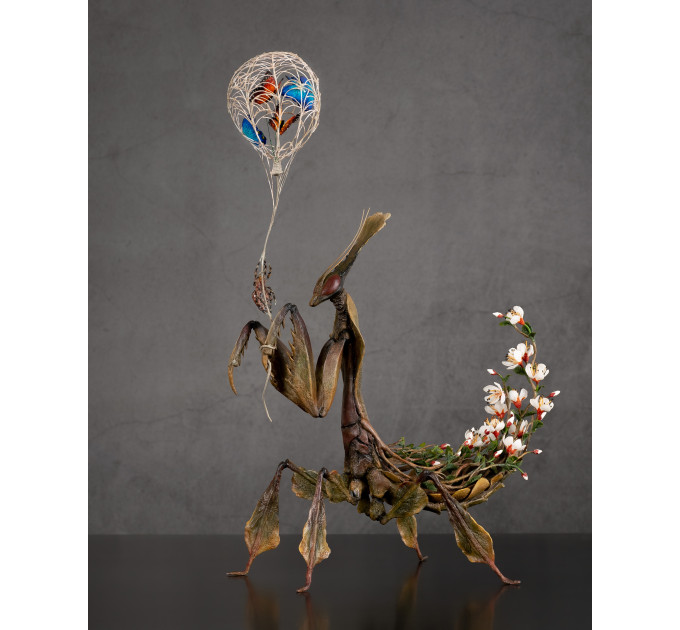 Sculpture of a mantis. Art handmade 