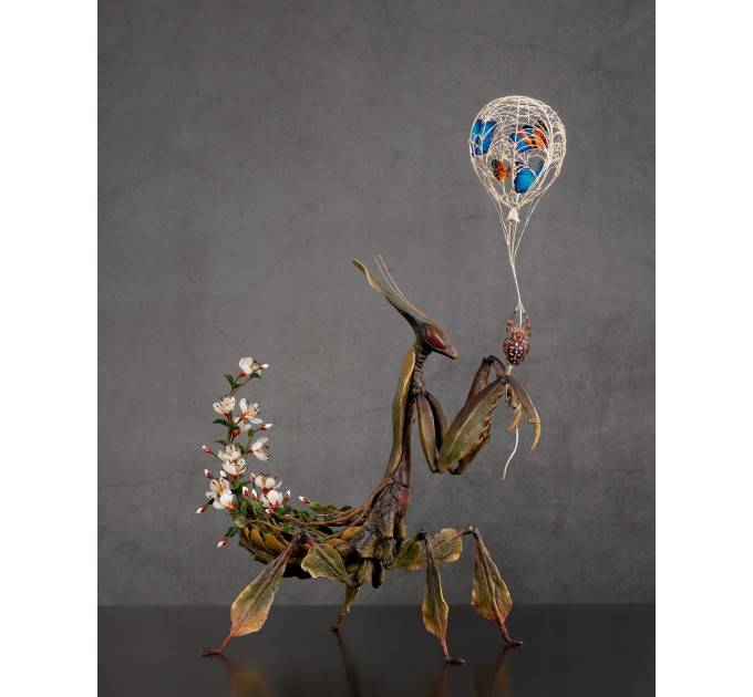Sculpture of a mantis. Art handmade 